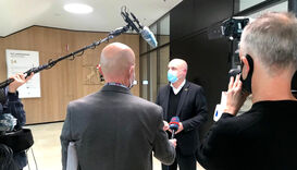 Auch nach stundenlangen Ausschusssitzungen folgten für den SPD-Obmann Daniel Born Gespräche mit Medienvertretern