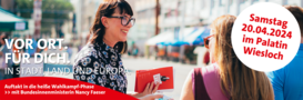 Eine Frau verteilt Flyer auf der Straße. Links von ihr steht: "Vor Ort. Für dich. In Stadt, Land und Europa." Darunter: "Auftakt in die heiße Wahlkampf-Phase >> mit Bundesinnenministerin Nancy Faeser".