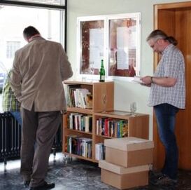 Herr Bürgermeister Bösenecker (li) und SPD-Gemeinderat Jochen Ackermann (re) schmökern schon mal in den ersten Büchern.