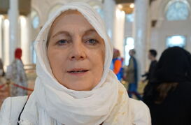 Ursula Wertheim-Schäfer in der weißen Shaikh Zayed Gran Mosque Abu Dhabi