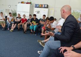 im Gespräch mit den Jugendlichen - Foto: K. Kulpe