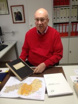 Helmut Beck mit dem Kassenbuch der Fraktion