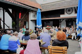 Renate Weilmann liest im Hof in der Krone in Epfenbach