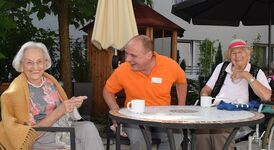 Der „Praktikant“ Daniel Born MdL und zwei der Bewohnerinnen sichtlich vergnügt