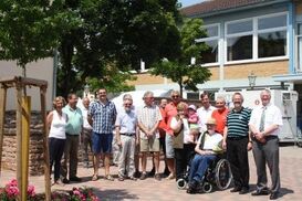 Gruppenbild nach der Baumübergabe Foto Fritz Klenk